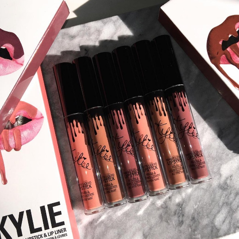 Kylie Jenner Lan A Novas Tr S Cores De Batons Pausa Para Feminices