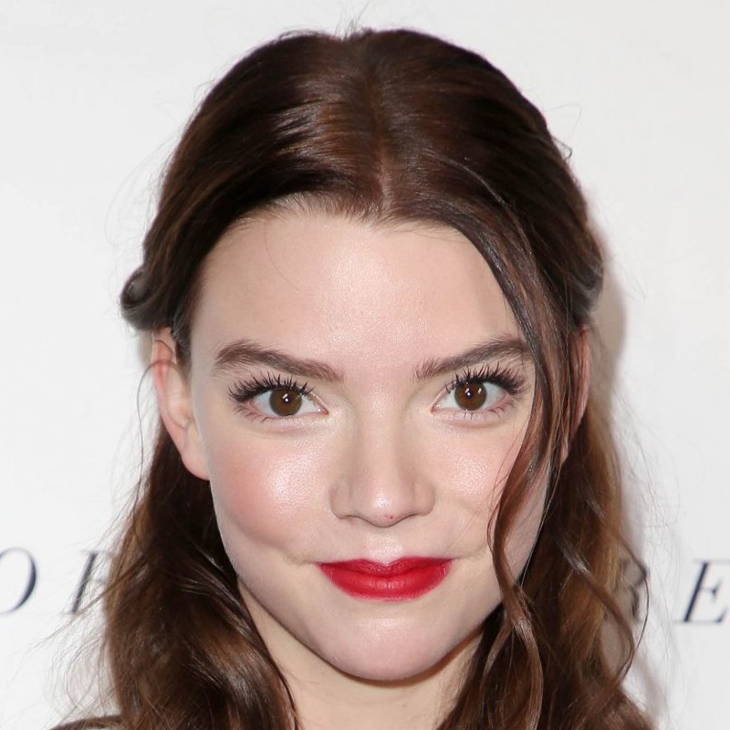 Parabéns, Anya Taylor-Joy! Os looks de Beleza mais deslumbrantes